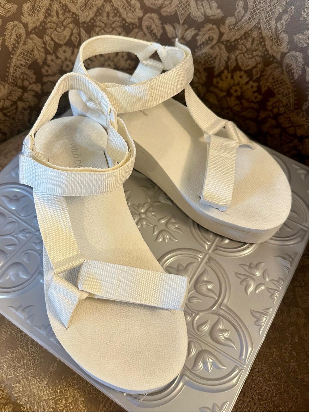 Wild Diva Lounge Helena White Platform Wedge Sandals Size 8 - Picture 5 of 8